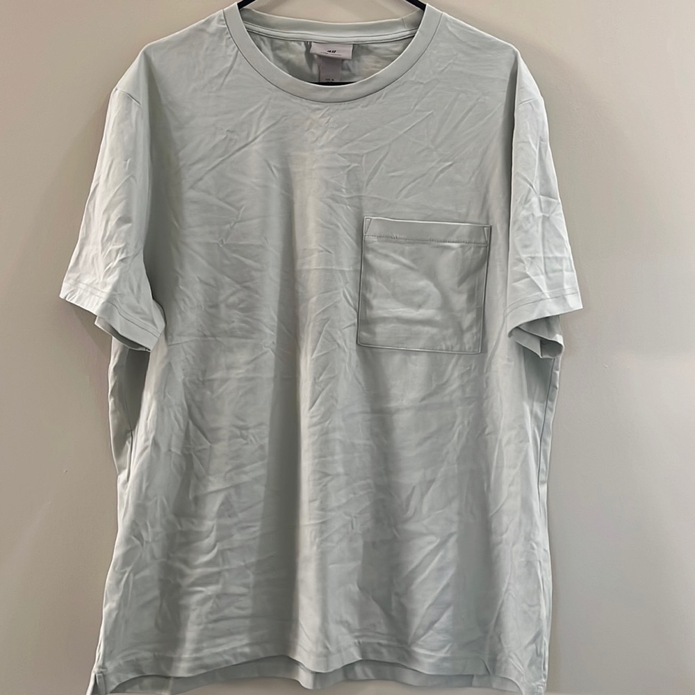 Light green, men’s H&M T-Shirt. Perfect for dressing up or dressing down.
